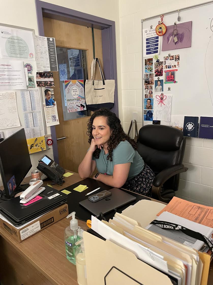 Laura Londoño receives a phone call from Barbara Henry informing her of the award.